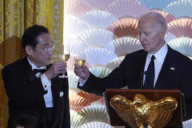 지난달 기시다 후미오 총리(왼쪽)의 미국 국빈 방문 때 조 바이든 미국 대통령 제의로 건배하는 미일 두 정상. [연합뉴스]