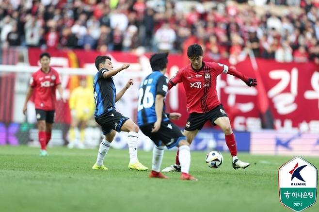 기성용(사진 오른쪽). 사진=한국프로축구연맹