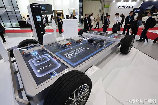 24일 서울 강남구 코엑스에서 열린 '제37회 세계전기차동차 학술대회 및 전시회(EVS37)'에서 전기차 배터리가 전시되어 있다. 2024.04.24.  /사진=뉴시스