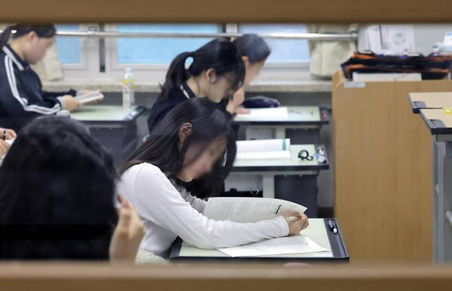 2025학년도 대학수학능력시험(수능) 대비 3월 전국연합학력평가가 시행된 3월28일 서울 강남구 개포고등학교에서 수험생들이 시험 준비를 하고 있다. /사진=뉴시스