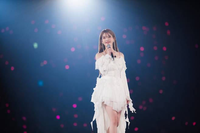 가수 아이유가 서울 올림픽공원 케이스포돔에서 열린 '2024 아이유 허 월드 투어 콘서트 인 서울'에서 무대를 선보이고 있다. /사진제공=EDAM엔터테인먼트