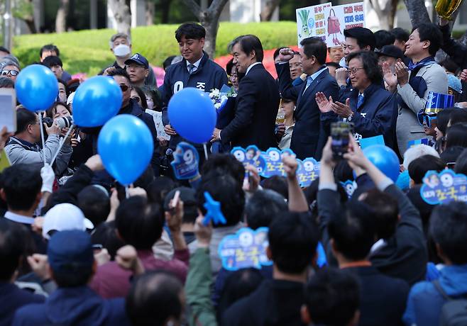 조국혁신당 조국 대표가 4월9일 부산 연제구 부산시청 앞에서 지지를 호소하고 있다. [연합]