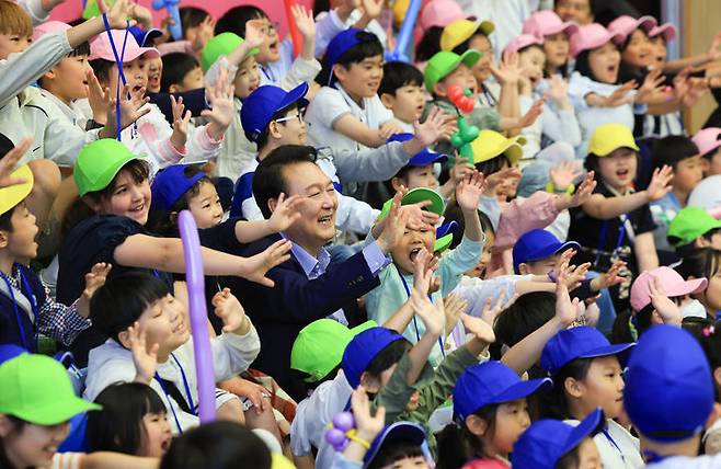 [서울=뉴시스]윤석열 대통령이 5일 청와대 연무관에서 열린 제102회 어린이날 초청행사에서 어린이들과 기념촬영 하고 있다. (사진=대통령실 제공)  2024.05.05. photo@newsis.com *재판매 및 DB 금지