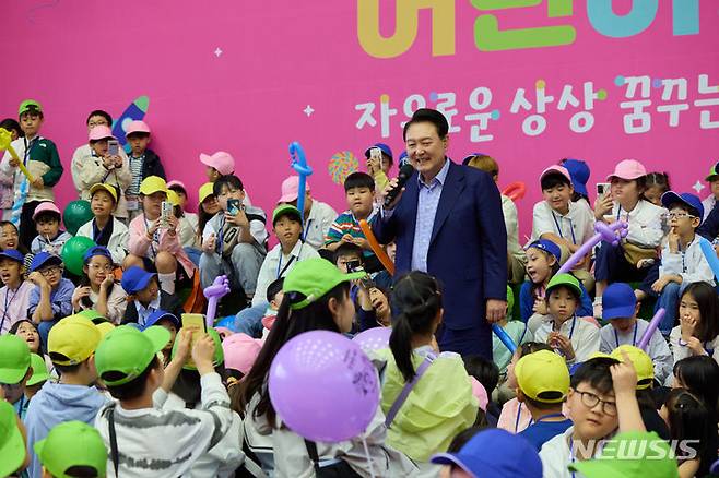 [서울=뉴시스]윤석열 대통령이 5일 청와대 연무관에서 열린 제102회 어린이날 초청행사에서 인사말 하고 있다. (사진=대통령실 제공)  2024.05.05. photo@newsis.com