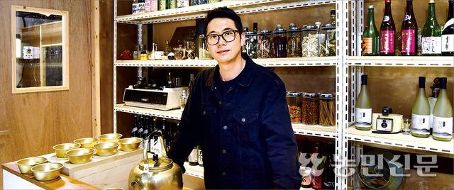 조권능 ㈜지방 대표가 전북 군산 흑화양조에서 의지를 다지고 있다. 그는 영화동 골목을 새롭게 디자인하는 ‘영화타운’ 사업을 성공적으로 마무리해 로컬크리에이터로서 명성을 얻고 있다.