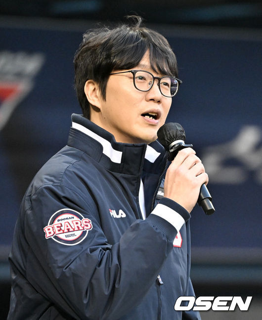 [OSEN=조은정 기자]29일 서울 잠실야구장에서 '2024 신한 SOL 뱅크 KBO리그' 두산 베어스와 KIA 타이거즈의 경기가 열렸다.가수 성시경이 애국가를 제창하고 있다. 2024.03.29 / cej@osen.co.kr