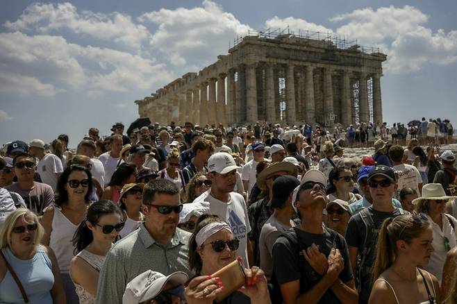 그리스 아테네 아크로폴리스 앞을 수많은 관광들이 메우고 있다. AP연합뉴스