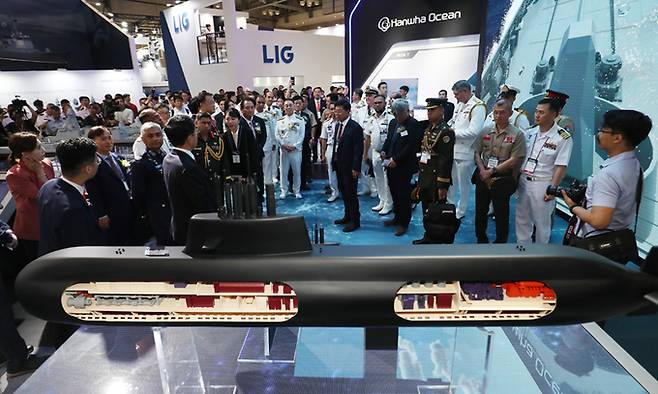 한화오션 부스에 장보고-III 배치-II 잠수함 모형이 놓여있다. 세계일보 자료사진