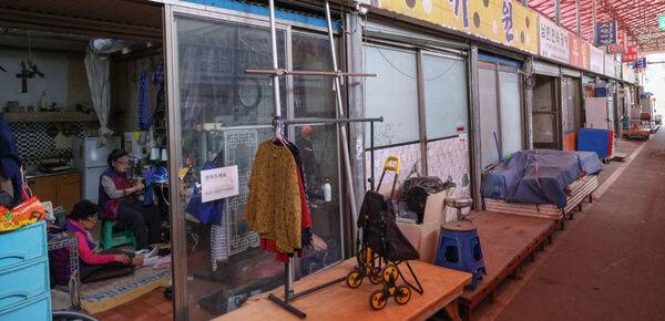 점심식사 시간임에도 불구하고 안산시민시장 식당가가 한산한 모습을 보이고 있다.