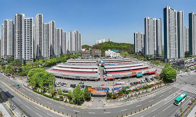 2024년 12월 폐지를 앞두고 있는 안산시 단원구 안산시민시장의 모습. 시장 설립 당시 연립주택 단지 자리에 고층 아파트들이 들어서 있다.