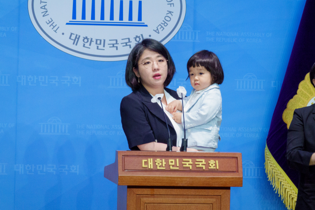 용혜인 새진보연합 의원이 지난해 5월 4일 국회 소통관에서 본인의 23개월 된 아들과 함께 ‘노 키즈존’ 관련 입장 발표 기자회견을 하고 있다. 사진=용혜인의원실