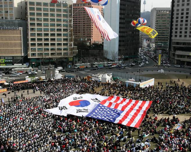 2007년 3월 1일 뉴라이트 전국연합이 서울시청 앞 광장에서 개최한 집회 광경. [동아DB]