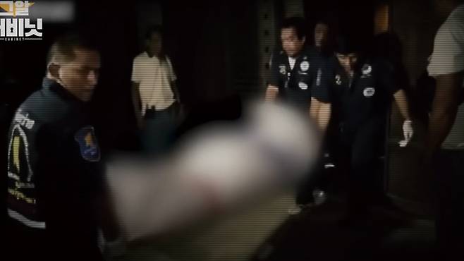 태국 경찰이 임동준씨의 시신을 옮기고 있다. ⓒSBS 그것이 알고 싶다 캡처