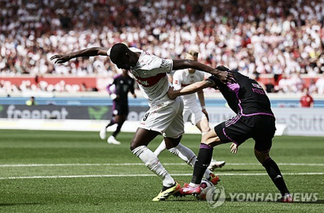 바이에른 뮌헨은 4일(한국시간) 독일 슈투트가르트의 메르세데스 벤츠 아레나에서 열린 2023-2024시즌 독일 분데스리가 32라운드 원정 경기에서 슈투트가르트에게 1-3 충격패를 당했다.&nbsp;독일 빌트는 선발로 나선 이들에게 전체적으로 낮은 평점을 매겼다. 특히 3실점을 내준 수비진에게 책임을 크게 물었다. 김민재는 데이비스와 함께 팀 내 최저인 5점을 받았다. 붕대 투혼을 펼친 다이어는 무난한 3점이었다. 연합뉴스