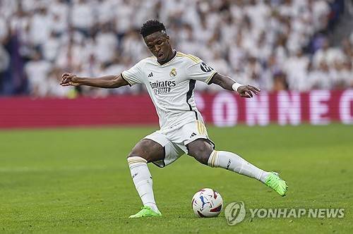 레알 마드리드가 4일(한국시간) 열린 카디스와의 2023-24시즌 스페인 라리가 34라운드 홈 경기에서 3-0 대승을 거두고 바르셀로나가 지로나에 패배하면서 레알의 리그 우승이 조기에 확정됐다. 이번 우승으로 레알은 통산 36번째 우승을 차지했다. 레알의 다음 목표는 유럽축구연맹(UEFA) 챔피언스리그 우승이다. 챔피언스리그에서 정상에 오를 경우 레알은 이번 시즌 트레블을 달성하게 된다. 사진 연합뉴스
