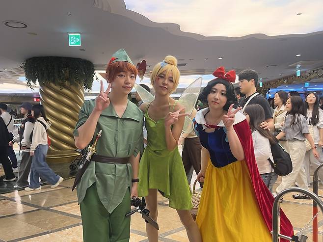 디즈니 등장인물 복장을 하고 롯데월드를 찾은 이승현(25·가운데)씨와 친구들 [촬영 김정진]