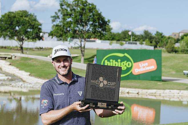 6일 열린 PGA 투어 더 CJ컵 바이런 넬슨 최종라운드에서 첫 우승을 신고한 테일러 펜드리스가 우승 트로피를 들고 환하게 웃고 있다.