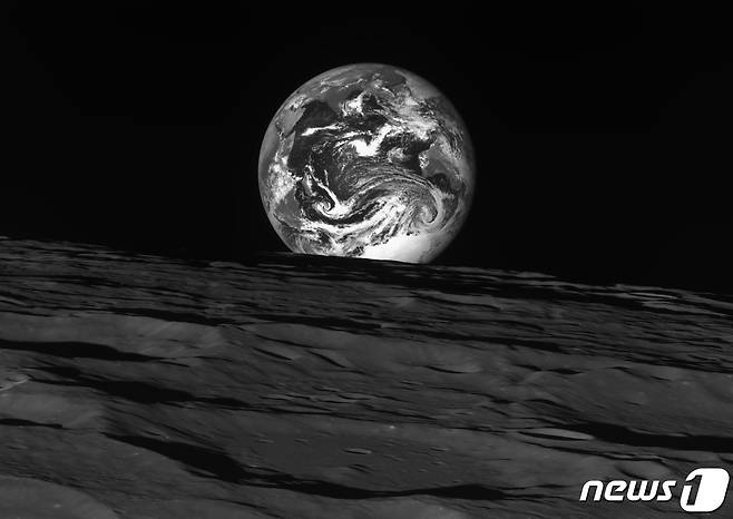 사진은 달 상공 344km에서 촬영한 지구 모습.  (항공우주연구원 제공) 2023.1.3/뉴스1 ⓒ News1 김기태 기자