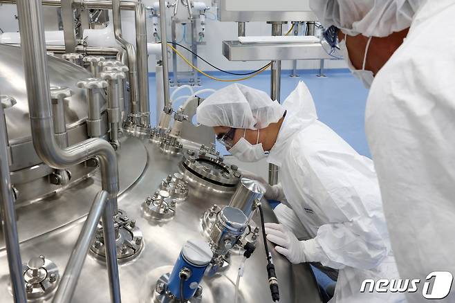 이재용 삼성전자 부회장이 삼성바이오로직스 제4공장을 방문해 생산 시설을 점검하는 모습(뉴스1DB)/뉴스1