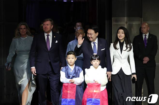 윤석열 대통령과 김건희 여사가 지난해 12월13일 오후(현지시간) 네덜란드 암스테르담 AFAS Live에서 열린 ‘네덜란드 순방 답례 문화행사’에서 빌럼 알렉산더르(Willem Alexander) 국왕, 막시마(Maxima) 왕비와 함께 입장하고 있다. (대통령실 제공)/뉴스1 ⓒ News1 안은나 기자