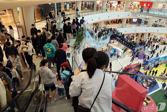 어린이날 연휴 마지막 날인 6일 서울 시내의 한 대형 쇼핑몰이 시민들로 북적이고 있다. 2024.5.6/뉴스1 ⓒ News1 이동해 기자