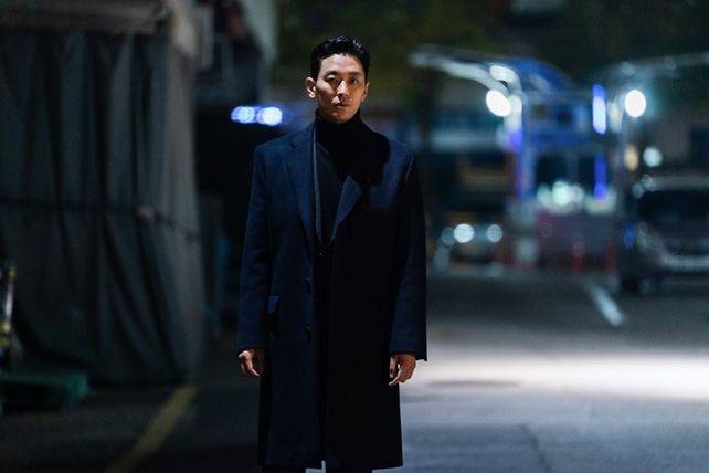 연기 감각, 비주얼, 액션 센스 두루 갖춘 배우 주지훈. 그런 배우들을 온전히 담아 살려내는 촬영과 조명, 완벽한 화면. 웰메이드 ‘지배종’ ⓒ