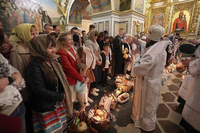 우크라이나 수도 키이우에서 정교회 신자들이 부활절 예배에 참석해 평화를 기원했다. 키이우/AFP 연합뉴스