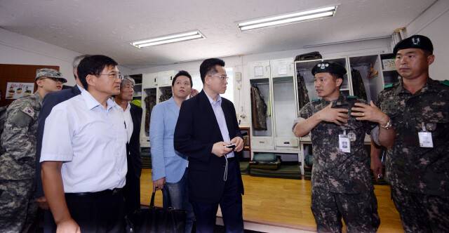 임태훈 군인권센터 소장(가운데 파란 옷)이 윤 일병 사망 사건 직후인 2014년 8월12일 윤 일병이 폭행으로 사망한 경기도 연천군 28사단 포병부대를 방문한 병영문화혁신위원들과 함께 사고가 일어난 내무반을 살펴보고 있다. 공동취재사진