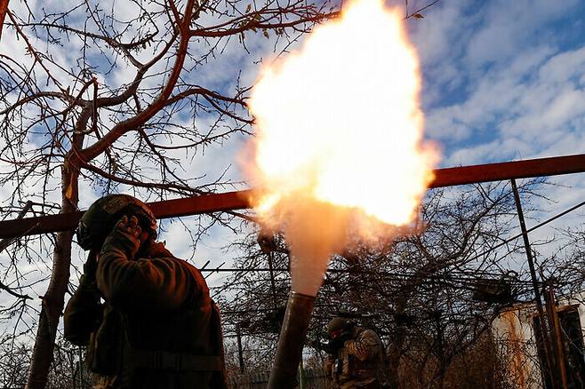 우크라이나군 병사들이 지난해 11월8일 도네츠크 전선에서 러시아군 진영을 향해 박격포를 쏘고 있다. 로이터 연합뉴스