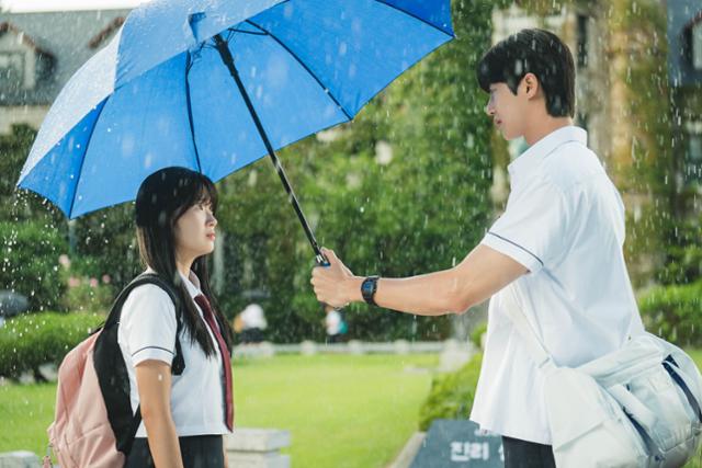 드라마 '선재 업고 튀어'에선 솔(김혜윤)과 선재(변우석)가 비 오는 날 서로의 우산에 번갈아 불쑥 등장하는 신이 여러 번 나온다. 영화 '늑대의 유혹' 속 태성(강동원)이 한경(이청아)의 우산 속으로 우연히 뛰어들어 인연을 맺는 그 유명한 장면이 연상된다. tvN 제공
