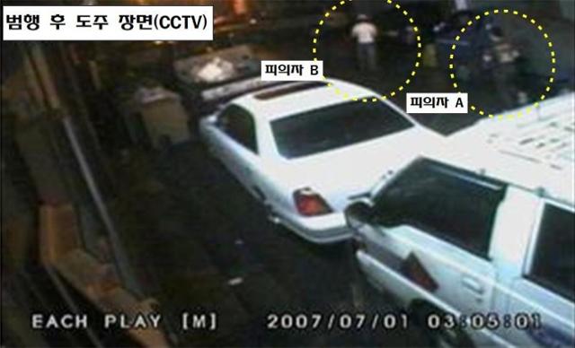 인천 남촌동 택시기사 살인사건 피의자들의 도주 장면이 폐쇄회로(CC)TV에 찍힌 모습. 인천경찰청 제공