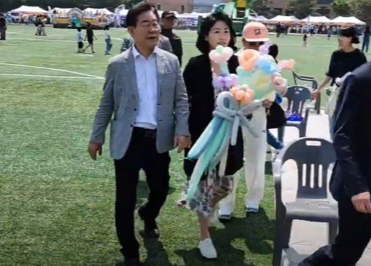 이재명 더불어민주당 대표와 배우자 김혜경씨가 지난 4일 인천 지역구 어린이날 행사에 나란히 참석했다. 이 대표 유튜브 캡쳐