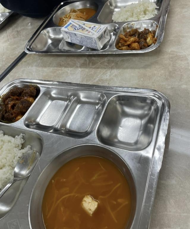 서울 서초구 한 중학교에서 지난달 26일 나온 급식. 이날 실제 급식에선 김치도 배식됐으나 해당 학생은 김치를 받지 않았다. 온라인 커뮤니티