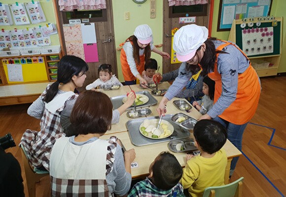 용인특례시 어린이집 아이들이 제철 건강과일을 먹고 있다. [사진=용인특례시]