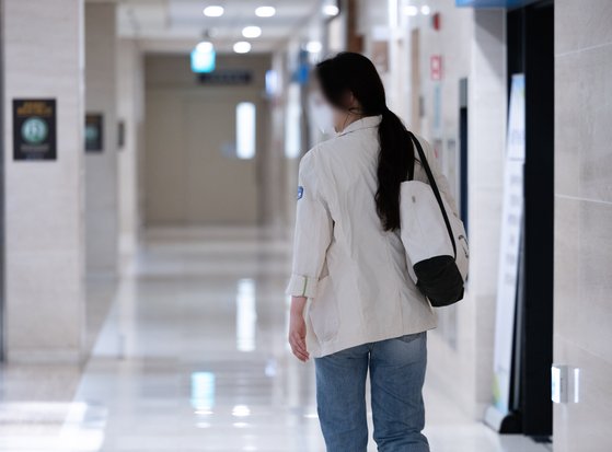 1일 오전 서울의 한 대학병원에서 의료진이 발걸음을 옮기고 있다. 뉴스1
