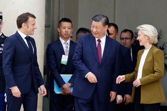 6일 3자회담을 마친 에마뉘엘 마크롱 프랑스 대통령과 시진핑 중국 국가주석, 우르줄라 폰데어라이엔 EU 집행위원장(왼쪽부터)이 프랑스 파리 엘리제궁을 나서고 있다. AFP=연합뉴스