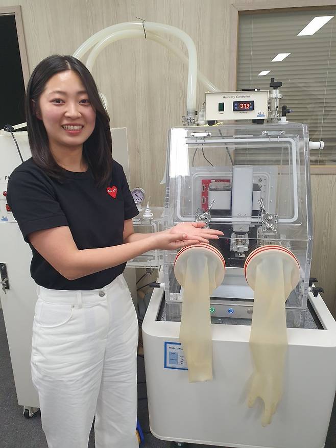 박정미 주임이 NX10 글로브 박스를 보여주고 있다. 수원=윤현주 기자