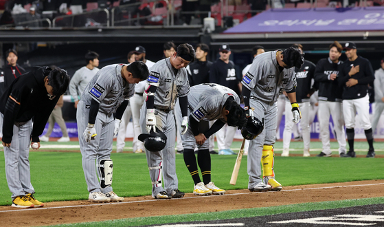 The Hanhwa Eagles bow their heads after losing a KBO game against KT Wiz at Suwon KT Wiz Park in Suwon, Gyeonggi on April 24. [NEWS1]