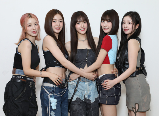 Girl group WOOAH poses for the camera ahead of an interview with the Korea JoongAng Daily. [PARK SANG-MOON]