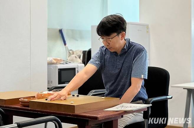 5월2일 목진석 9단이 안조영 9단 등 동료 기사들과 함께 개원한 ‘상록수 연구실’에서 기보를 놓아보고 있다. 사진=이영재 기자