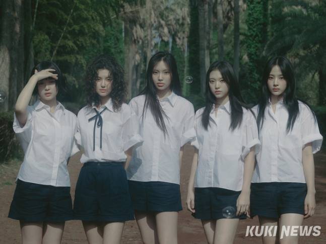 뉴진스의 신곡 버블 검 뮤직비디오가 유튜브 각종 주간 차트를 휩쓸며 인기를 끌고 있다. 어도어