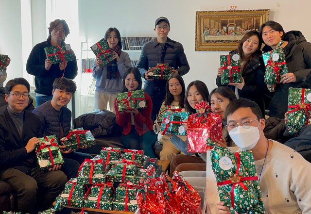 지난해 12월 더드림교회 청년들이 서울성모병원 소아암 병동 아이들의 크리스마스 선물을 포장하며 찍은 단체 사진. 더드림교회 제공