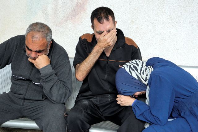 6일(현지시간) 가자지구 남부도시 라파 알 나자르 병원에서 이스라엘군의 공습으로 가족이 희생된 현지인들이 슬퍼하고 있다. 로이터연합뉴스