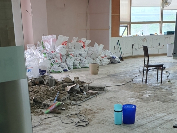 5일 오전 인천 남동국가산업단지의 한 상가 건물 매장이 폐업해 내부 공사 중이다. 지우현기자