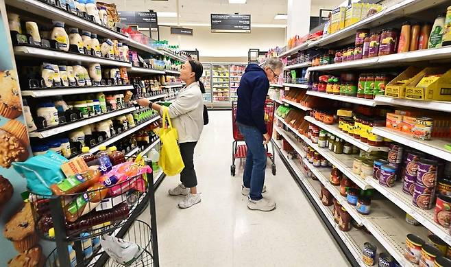 올해 1월 미국 캘리포니아주 로즈미드에 있는 한 소매점의 식품 코너에서 소비자들이 쇼핑하고 있다. 지난달 26일(현지시간) 미 상무부가 발표한 3월 개인소비지출(PCE) 물가지수는 전년 동기 대비 2.7% 상승하며 인플레이션 둔화 속도가 느려진 모습을 보였다. [사진 제공=AFP연합]