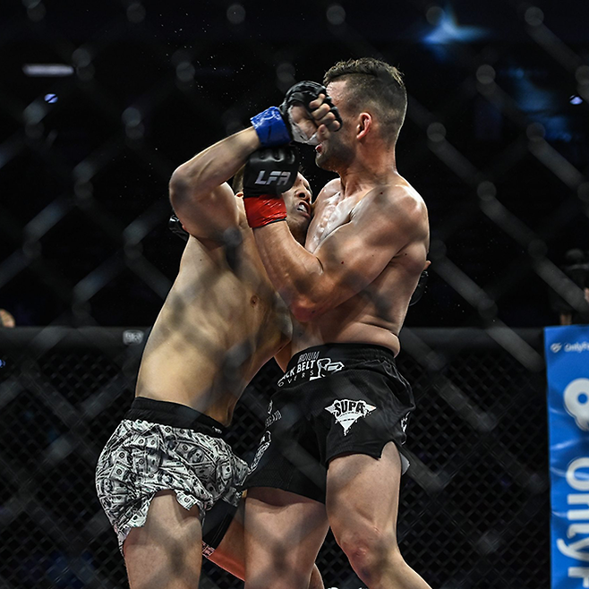 바하터보레이 바터보라티(왼쪽)가 2022년 6월 UFC Fight Pass로 중계된 미국 종합격투기 데뷔전을 웰터급 경기로 치르고 있다. 사진=Legacy Fighting Alliance