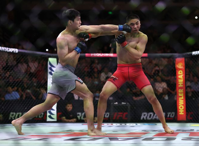 김한슬(왼쪽)이 Road to UFC 시즌2 웰터급 단판 승부에서 타이이라커 누얼아지와 주먹을 맞받아치고 있다. 사진=TKO