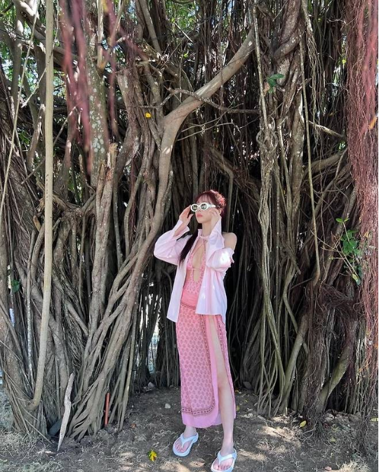 은지는 핑크색 리조트 의상을 입고 귀여우면서도 고혹적인 매력을 뽐내며 여행의 즐거운 순간들을 담아냈다. 사진=은지SNS