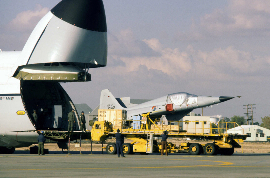 1970년대 중반 이후 도입한 F-5E／F 직도입 전투기, 당시 대구 기지로 반입되고 있는 모습. 공군 제공