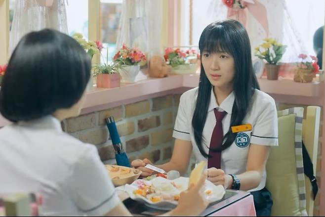 2008년을 배경으로 한 tvN 월화드라마 ‘선재 업고 튀어’에서 극중 여고생 임솔(배우 김혜윤)이 캔모아를 배경으로 연애 상담 중이다.[tvN ]